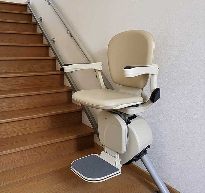 Treppenlift für kurvige Holztreppe mit stabilem Sitz